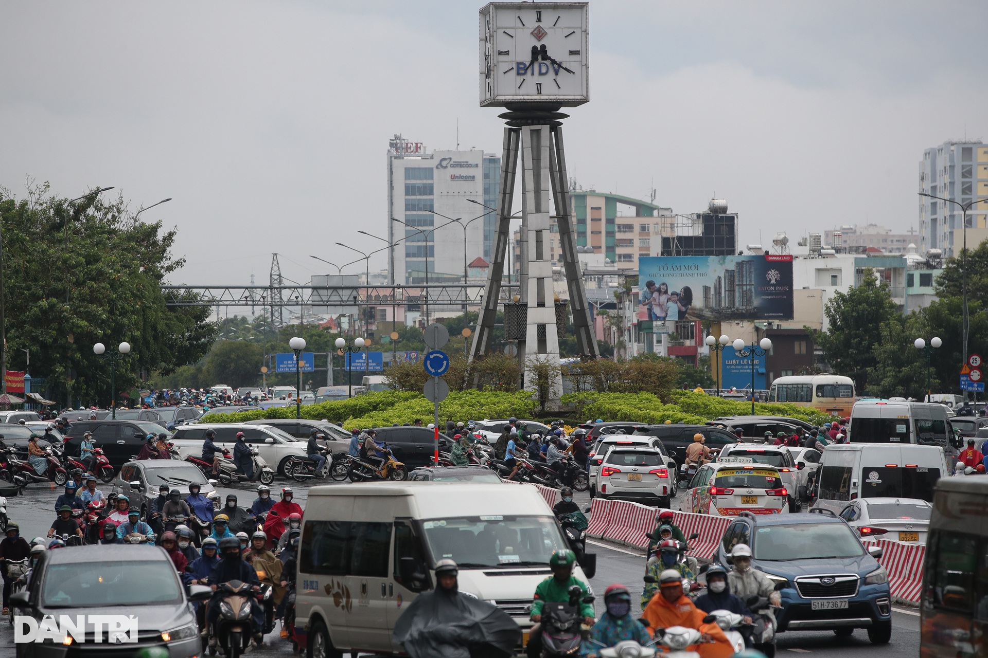 Người dân TPHCM chật vật đi làm dưới mưa trong sáng đầu tuần - 9 Người dân TPHCM chật vật đi làm dưới mưa trong sáng đầu tuần - 9