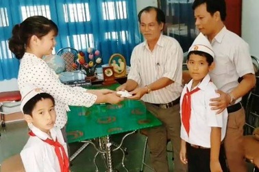 Hai học sinh lớp 3 nhặt được túi vàng liền giao nộp cho nhà trường