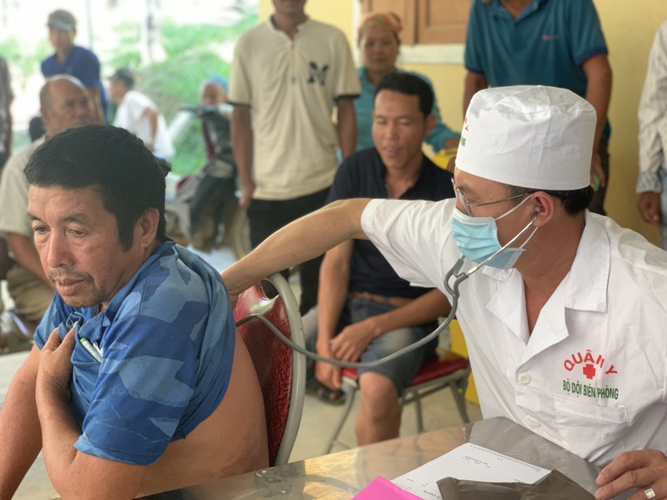 Bác sĩ quân y chăm sóc sức khỏe cho quân dân khu vực biên giới - 4 Bác sĩ quân y chăm sóc sức khỏe cho quân dân khu vực biên giới - 4