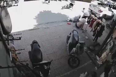 Ô tô trôi tự do trên đường, chèn ngã hai phụ nữ