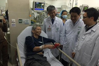 Bệnh nhân ung thư bật khóc khi Phó thủ tướng đến thăm chiều 30 Tết