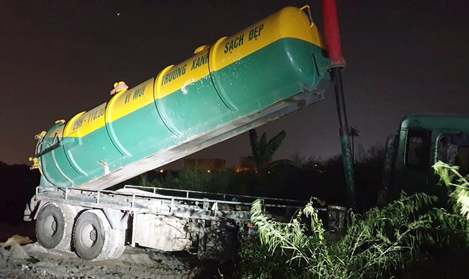 Hai xe “Vì môi trường xanh sạch đẹp” đổ trộm chất thải ra Đại lộ Thăng Long - 1