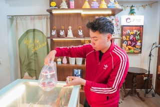 "Cà phê yêu nước" rực đỏ khắp Hà Nội, bán cả trăm cốc/ngày - 12