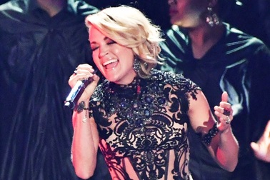 Carrie Underwood biểu diễn ca khúc Church Bells