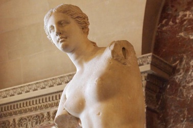 Điều gì đã xảy ra với cánh tay của tượng thần Vệ Nữ ?