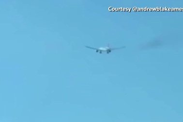 Video máy bay Boeing chở 365 người cháy động cơ trên không