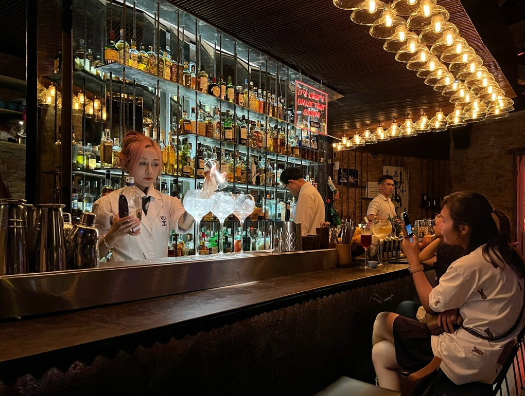 Nữ bartender triệu view, pha rượu như múa: Làm gì khi khách mời bay? - 9 Nữ bartender triệu view, pha rượu như múa: Làm gì khi khách mời bay? - 9