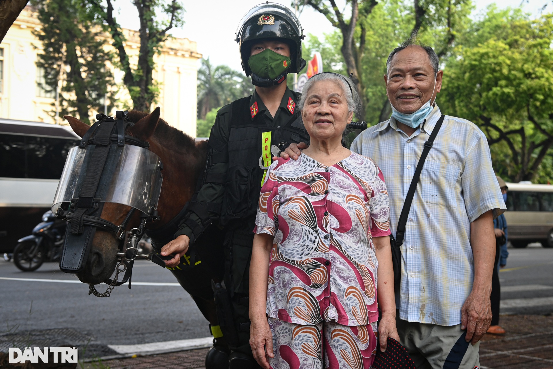 Mãn nhãn hình ảnh CSCĐ Kỵ binh diễu hành quanh phố đi bộ hồ Gươm - 6 Mãn nhãn hình ảnh CSCĐ Kỵ binh diễu hành quanh phố đi bộ hồ Gươm - 6