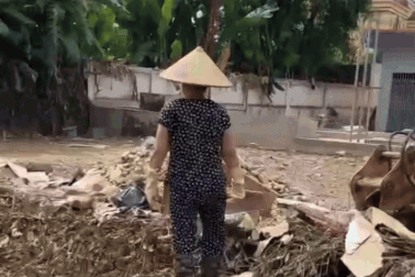 Giấu tiền, vàng ở giát giường, người mẹ lục tung nhà, bãi rác sau lũ