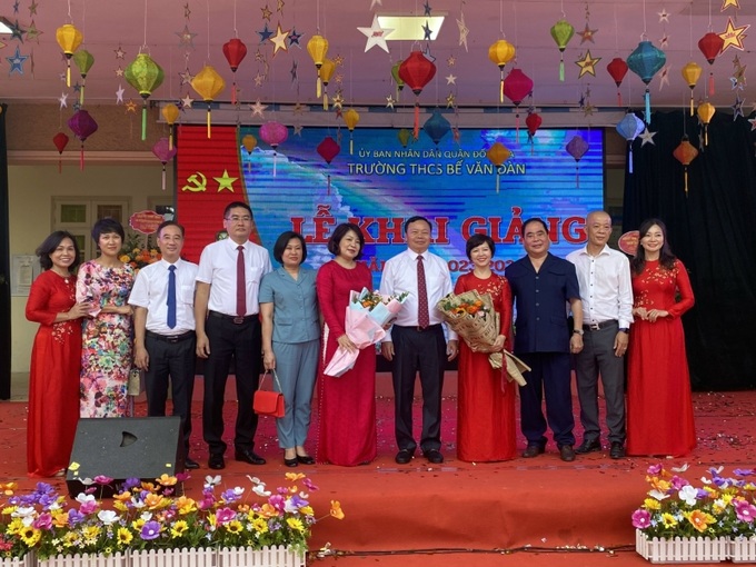 Bí thư Quận uỷ Quận Đống Đa Đinh Trường Thọ, người đứng thứ 5 từ phải sang trái, đến dự khai trường và đánh trống khai giảng năm học mới..