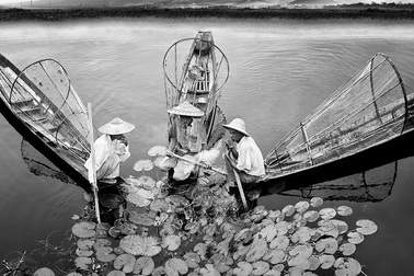 Những bức ảnh lịch sử về các truyền thống đang mất dần đi