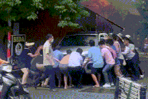 Hơn chục người xúm vào kéo ô tô đậu cạnh đám cháy ở TPHCM