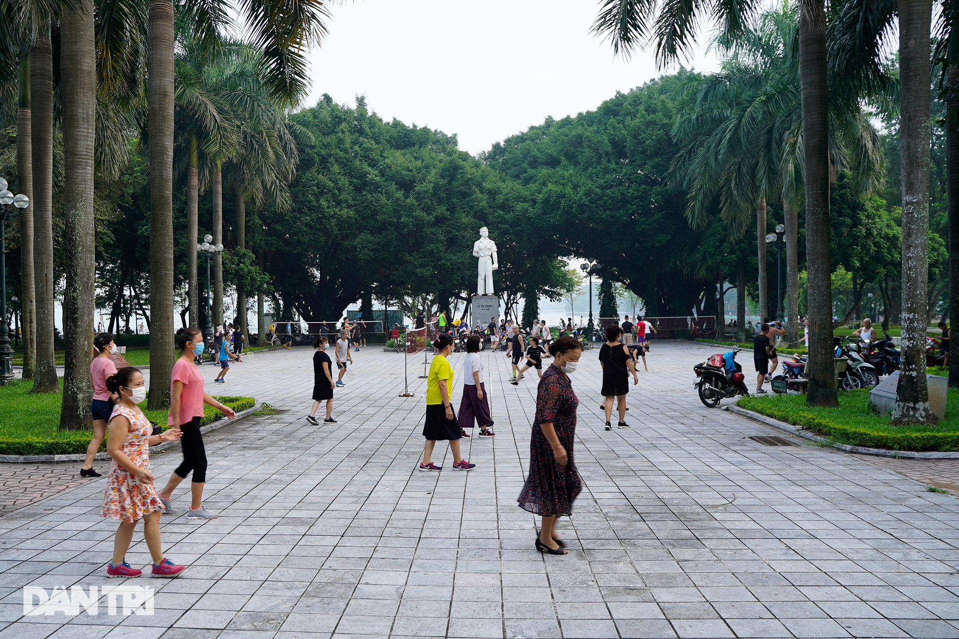 Sau nới lỏng, người dân Hà Nội đổ ra đường tập thể dục từ tờ mờ sáng - 17 Sau nới lỏng, người dân Hà Nội đổ ra đường tập thể dục từ tờ mờ sáng - 17