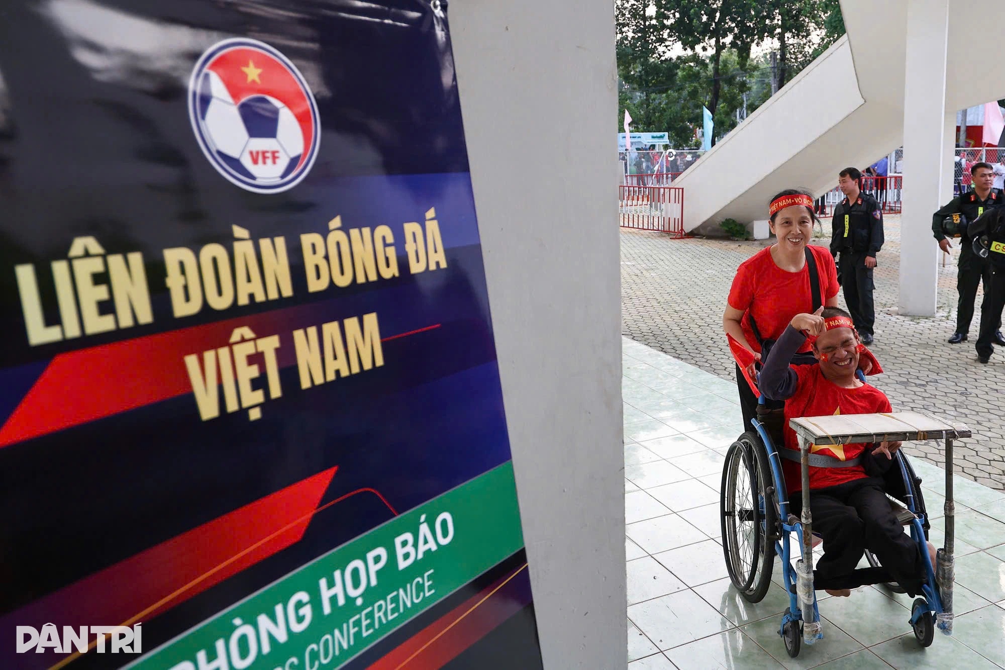 View - Chàng cổ động viên khuyết tật và tình yêu cháy bỏng với bóng đá Việt Nam | Báo Dân trí