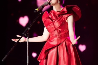 Phạm Thu Hà lộng lẫy với váy của NTK Lê Hoàng Hải