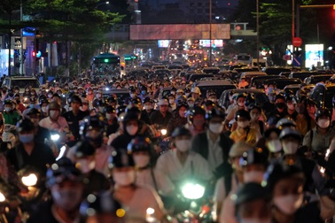 Hà Nội: "Biển người" chen chúc giờ tan tầm