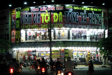 Cận Tết, săn hàng "bán rẻ như cho"