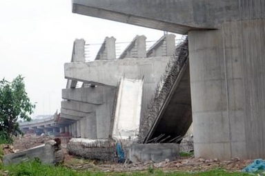 Sập một nhịp dẫn cầu Thanh Trì