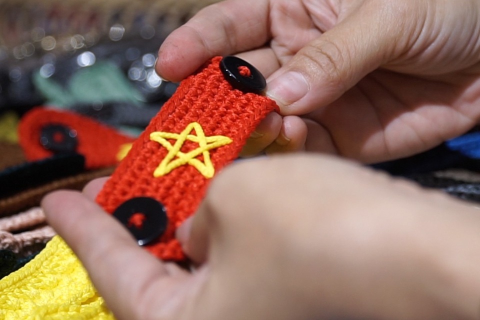Hội móc len đan “tai giả” gửi tuyến đầu chống dịch Covid-19 - 7 Hội móc len đan “tai giả” gửi tuyến đầu chống dịch Covid-19 - 7