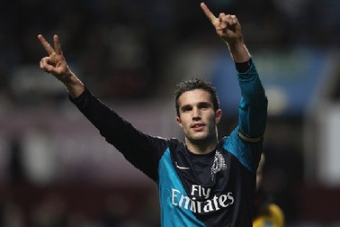 Persie “khai hỏa”, Arsenal lại thắng