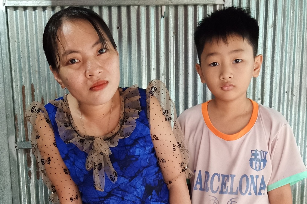 Bé trai mồ côi cha, mẹ tật nguyền được bạn đọc giúp đỡ 116 triệu đồng - 3 Bé trai mồ côi cha, mẹ tật nguyền được bạn đọc giúp đỡ 116 triệu đồng - 3