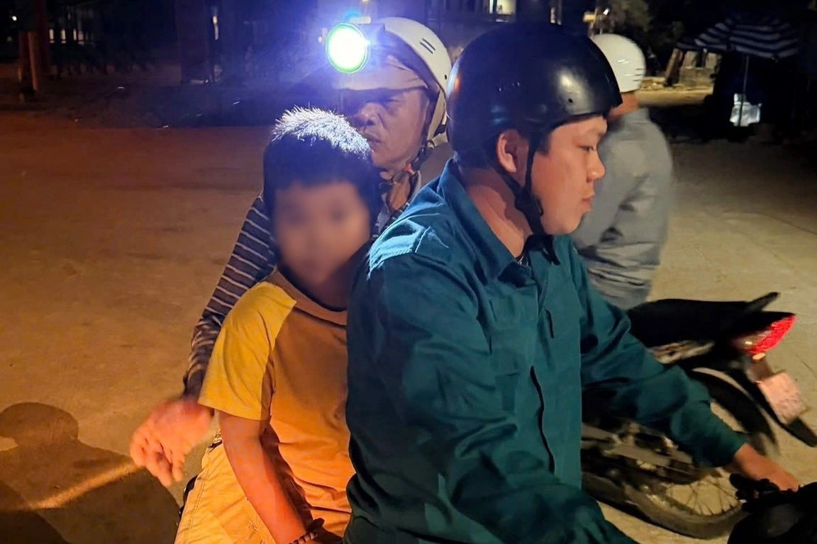 Bé trai mất tích được tìm thấy đang ngủ cạnh bãi vật liệu xây dựng