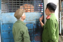 Công an gõ cửa từng nhà, vận động người dân đi sơ tán tránh bão Bualoi