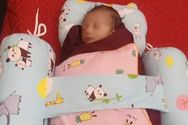 Bé sơ sinh bị bỏ rơi kèm bức thư xin lỗi