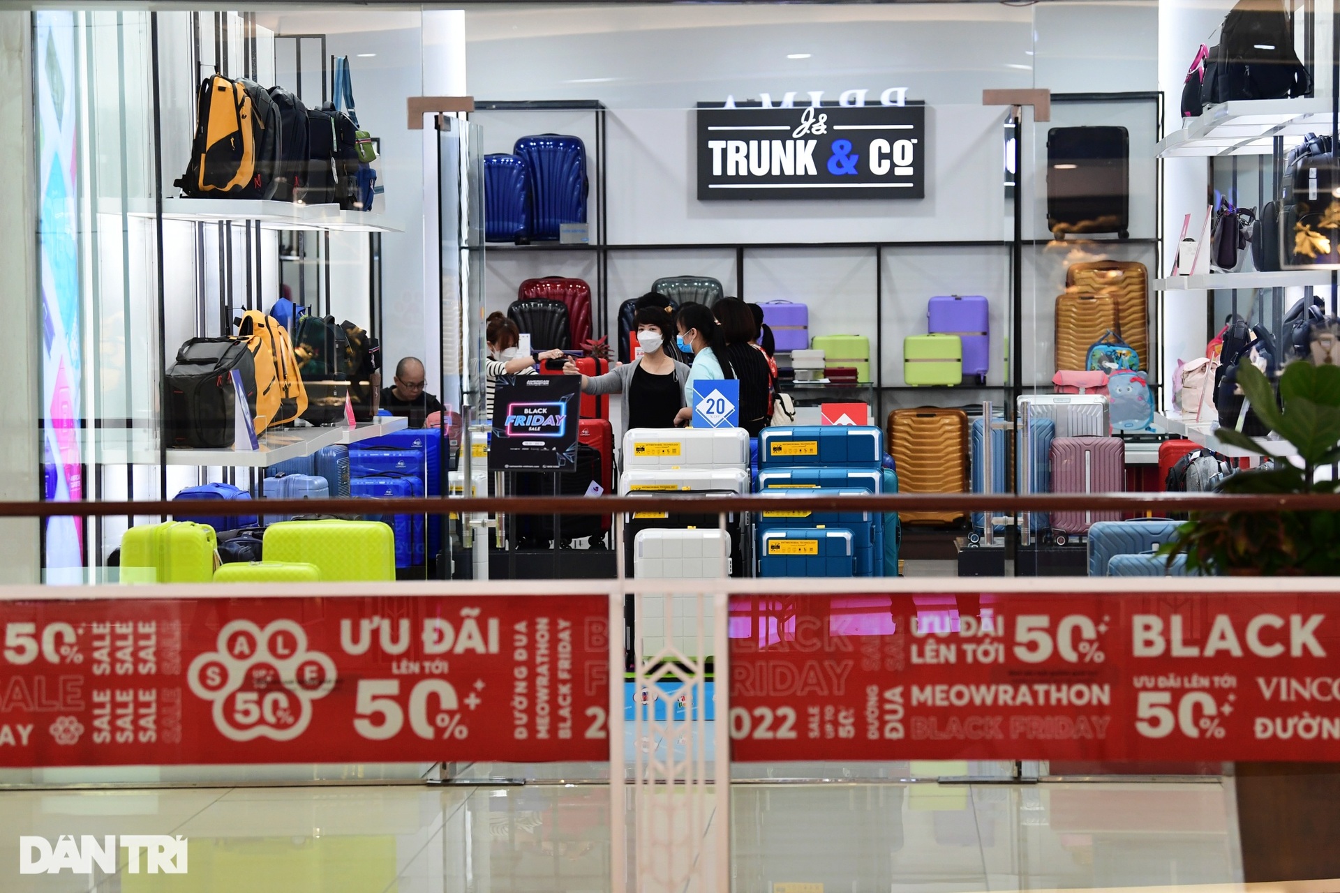 Lỉnh kỉnh túi lớn túi bé săn sale Black Friday, hóa đơn chục triệu đồng - 12 Lỉnh kỉnh túi lớn túi bé săn sale Black Friday, hóa đơn chục triệu đồng - 12