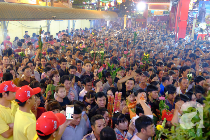 Hàng ngàn người cầm nhang viếng chùa Bà Bình Dương nửa đêm, mang theo cả con nít khiến trẻ nhỏ hít khói mệt nhoài - Ảnh 16. Hàng ngàn người cầm nhang viếng chùa Bà Bình Dương nửa đêm, mang theo cả con nít khiến trẻ nhỏ hít khói mệt nhoài - Ảnh 16.