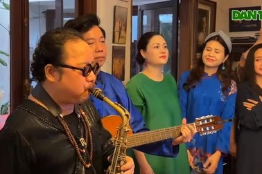 Nghệ sĩ Trần Mạnh Tuấn chơi saxophone trong ngày giỗ Trịnh Công Sơn