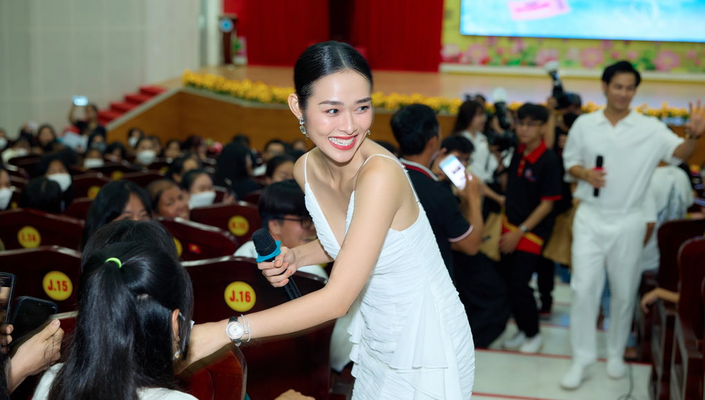 Diệp Bảo Ngọc xuất hiện rạng rỡ tại Đại học Trà Vinh - 4 Diệp Bảo Ngọc xuất hiện rạng rỡ tại Đại học Trà Vinh - 4