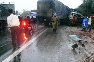 Xe ô tô mất lái, 3 người trọng thương