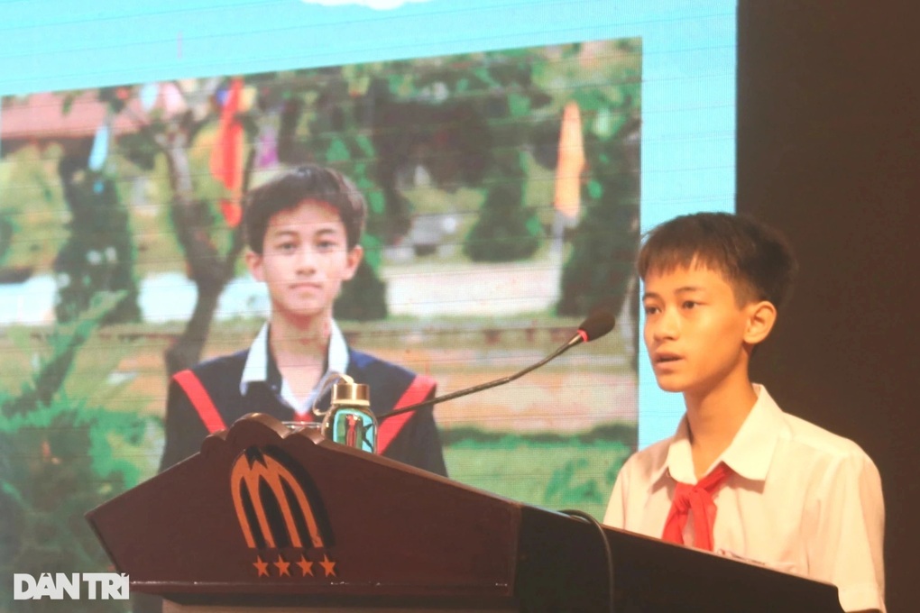 Nữ sinh mồ côi cha, vừa học vừa phụ mẹ khuyết tật chăm em - 2 Nữ sinh mồ côi cha, vừa học vừa phụ mẹ khuyết tật chăm em - 2