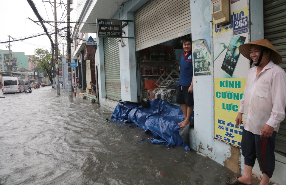 Sài Gòn mưa lớn, đường ngập lút bánh xe, dân vất vả ngăn nước vào nhà - 3 Sài Gòn mưa lớn, đường ngập lút bánh xe, dân vất vả ngăn nước vào nhà - 3