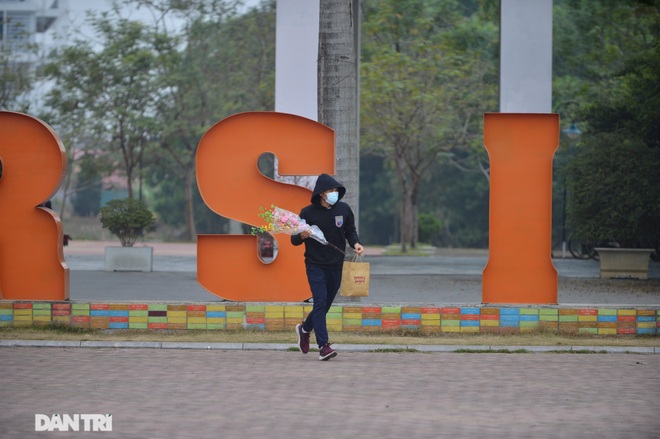 Sinh viên Đại học FPT tự giác đến trường cách ly sau khi có ca Covid-19 - 11 Sinh viên Đại học FPT tự giác đến trường cách ly sau khi có ca Covid-19 - 11