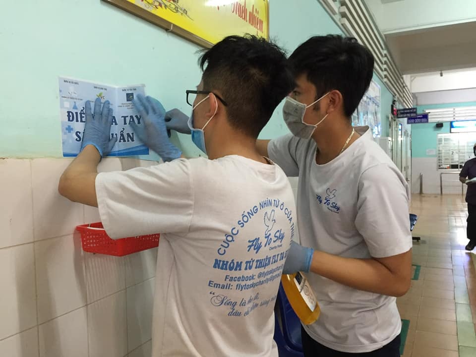 Học sinh đi xin nước rửa tay, khẩu trang về phát cho người dân phòng dịch - 5