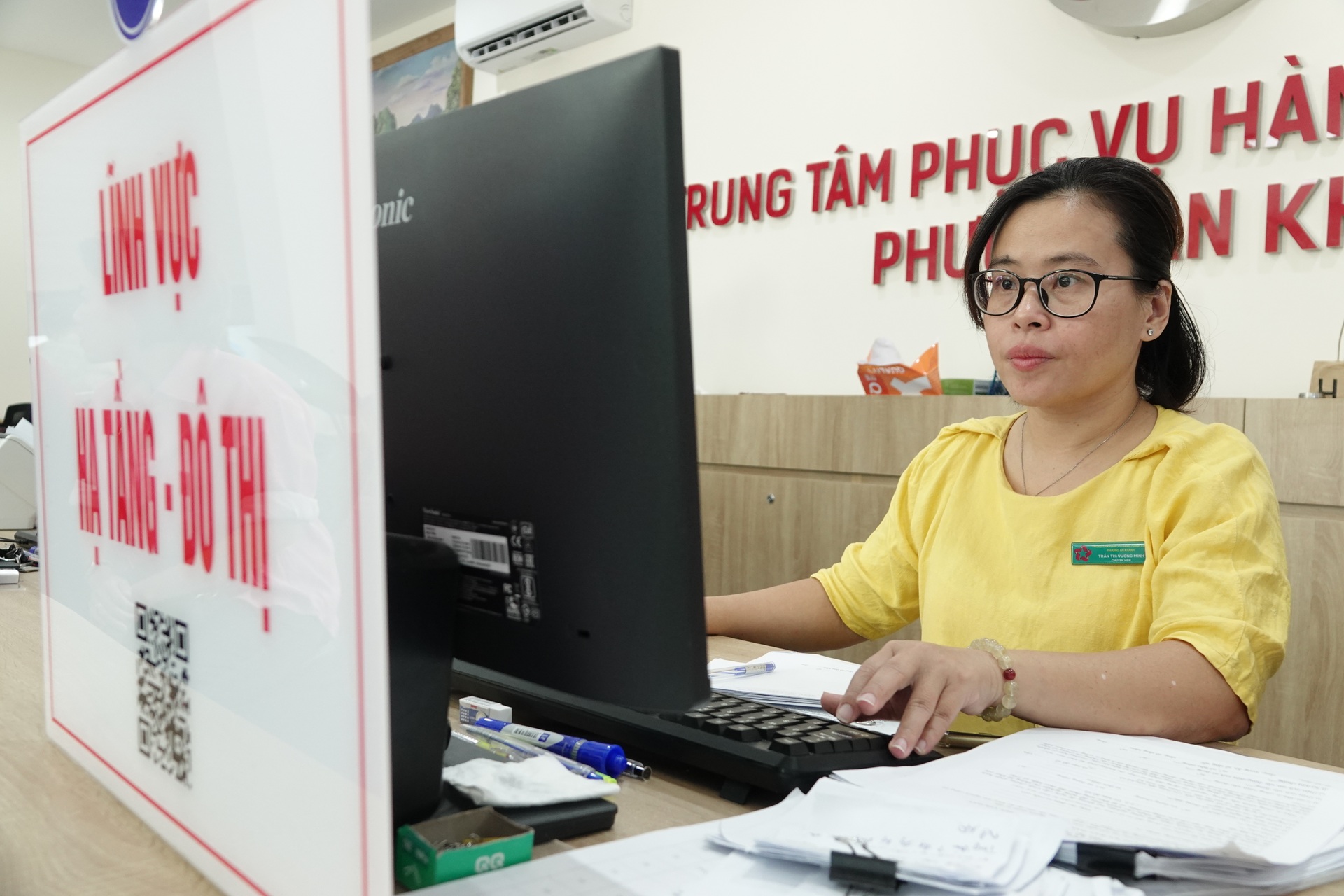Lượng công việc tăng gấp 5 lần, công chức tăng ca đến tối muộn - 4 Lượng công việc tăng gấp 5 lần, công chức tăng ca đến tối muộn - 4