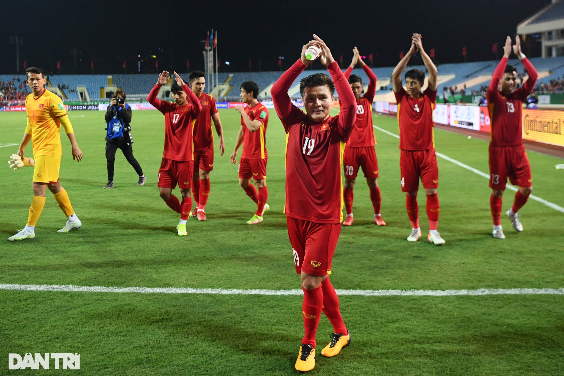 CĐV quá khích cầm cờ lao xuống sân ăn mừng cùng đội tuyển Việt Nam - 12 CĐV quá khích cầm cờ lao xuống sân ăn mừng cùng đội tuyển Việt Nam - 12