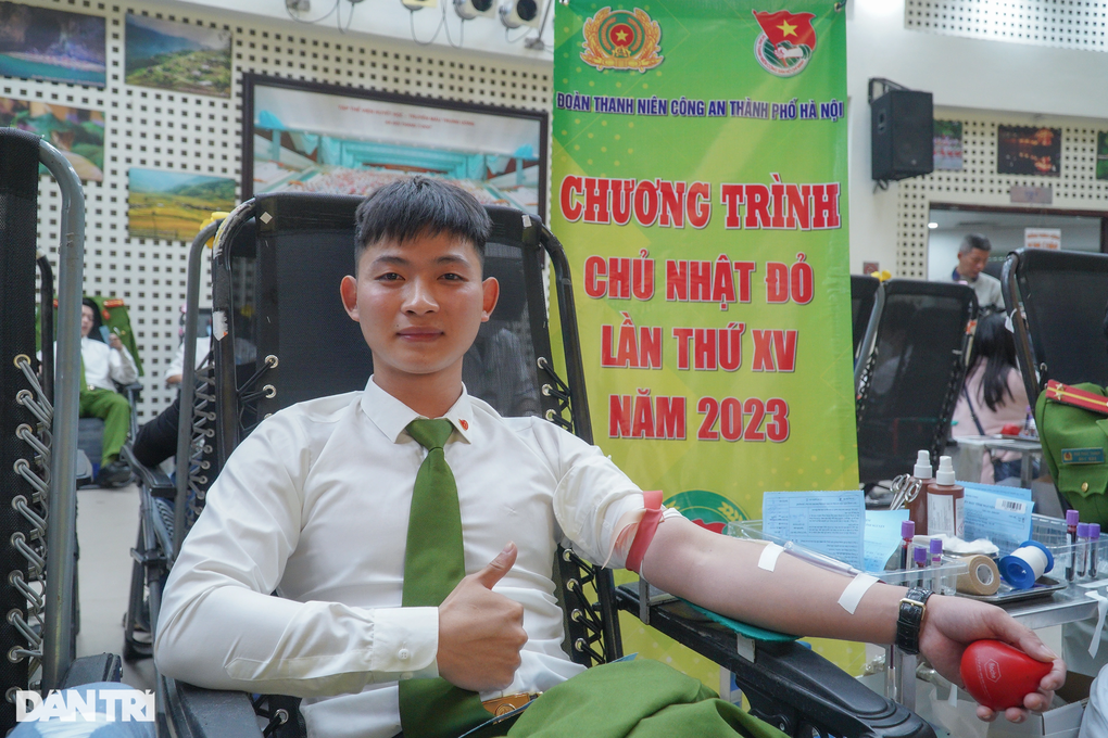 300 cán bộ, chiến sĩ trẻ Công an TP Hà Nội hiến máu cứu người - 3 300 cán bộ, chiến sĩ trẻ Công an TP Hà Nội hiến máu cứu người - 3