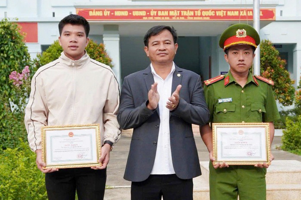 Khen thưởng người đàn ông trả lại 1 tỷ đồng được chuyển nhầm - 1