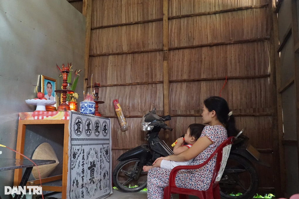 Chồng đột tử, vợ ôm 3 con nhỏ sống lay lắt nhờ cơm gạo hàng xóm - 2 Chồng đột tử, vợ ôm 3 con nhỏ sống lay lắt nhờ cơm gạo hàng xóm - 2