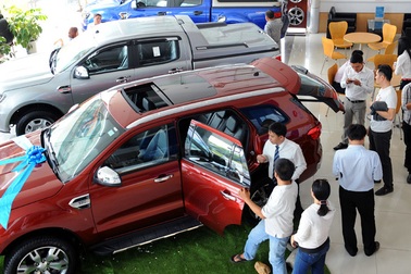 Tồn kho chục ngàn chiếc, ô tô chỉ còn nước giảm giá tháo hàng