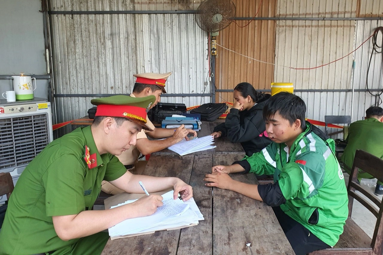 អ្នកបើកបរល្មើសច្បាប់ចរាចរណ៍ បើកបុកចំនាយនគរបាលចរាចរណ៍ផ្លូវគោក - ១ Tài xế vi phạm lao thẳng xe vào Trung tá CSGT - 1