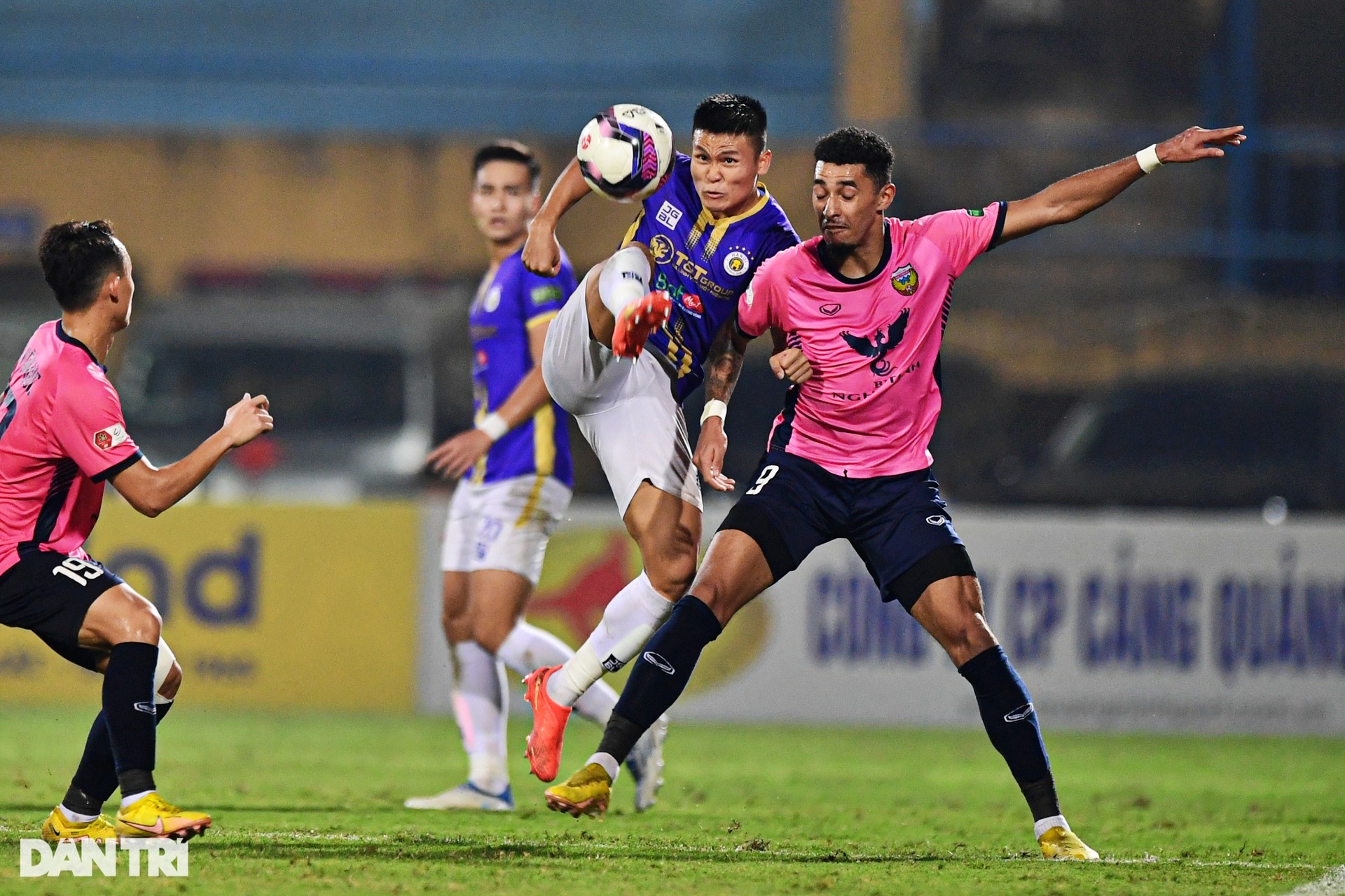CLB Hà Nội ăn mừng đầy cảm xúc khi giành cúp vô địch V-League 2022 - 6 CLB Hà Nội ăn mừng đầy cảm xúc khi giành cúp vô địch V-League 2022 - 6