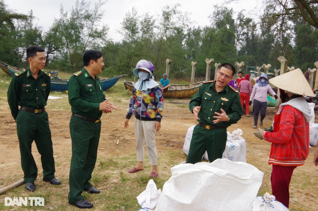 Vụ tranh chấp khai thác ốc gạo: Biên phòng lập chốt ngăn chặn - 2 Vụ tranh chấp khai thác ốc gạo: Biên phòng lập chốt ngăn chặn - 2