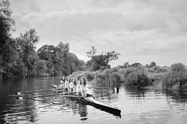 Các nữ sinh chụp ảnh lịch khỏa thân làm từ thiện