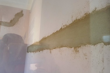 Nhà văn hóa tiền tỷ chưa bàn giao đã xuất hiện vết nứt