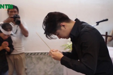 Nghệ sĩ rơi nước mắt trong đám tang Minh Thuận