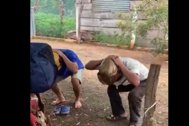 Hai thanh niên bị phạt 100 cái "thụt dầu" vì thông chốt